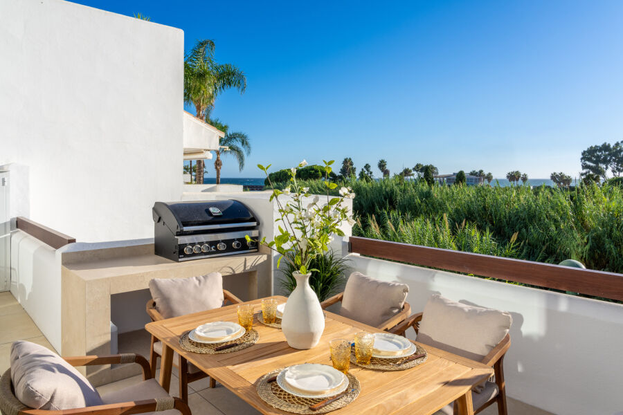 Palm Beach 20 - Renovated Sea-View Apartment by the Beach in Los Monteros