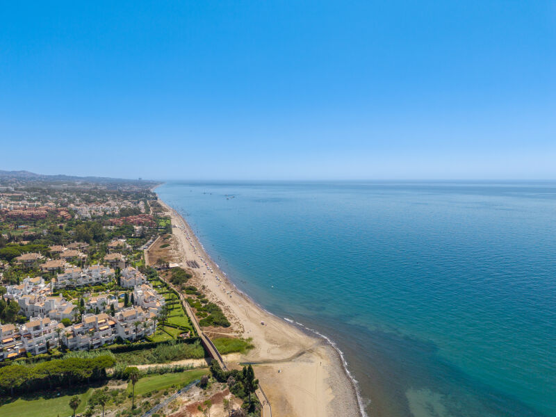 Palm Beach 20 - Renovated Sea-View Apartment by the Beach in Los Monteros