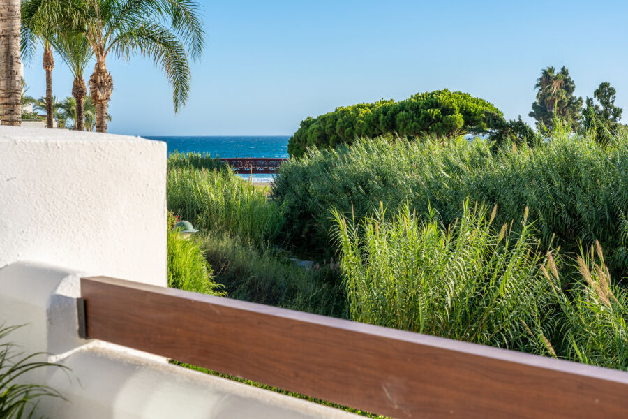 Palm Beach 20 - Renovated Sea-View Apartment by the Beach in Los Monteros