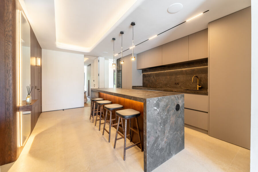 Palm Beach 20 - Renovated Sea-View Apartment by the Beach in Los Monteros