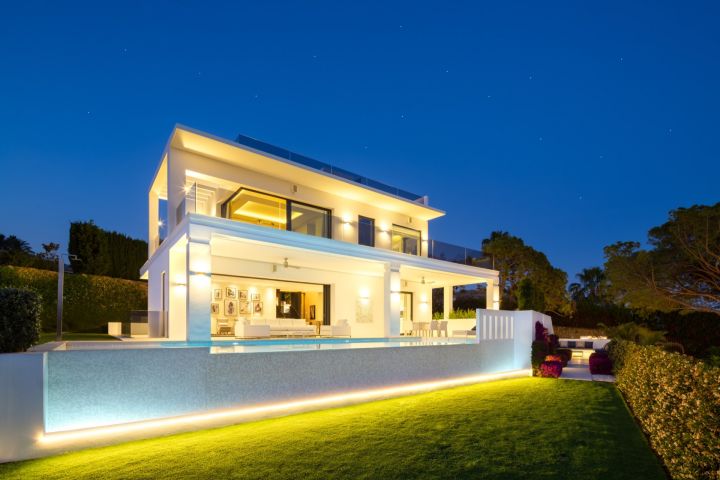 Villa con 5 dormitorios y 8 baños - Lujosa villa con acabados de primera calidad en Nagüeles