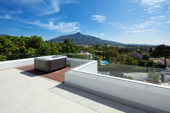 Villa Cassia - Exclusiva villa en primera línea de golf en Nueva Andalucoa