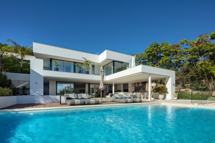 Villa Cassia - Exclusiva villa en primera línea de golf en Nueva Andalucoa