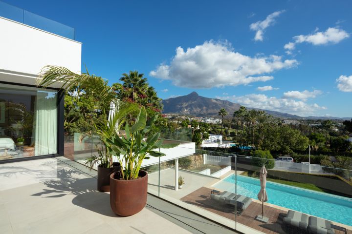 Villa Cassia - Exclusiva villa en primera línea de golf en Nueva Andalucoa