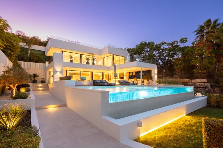 Villa Cassia - Exclusiva villa en primera línea de golf en Nueva Andalucoa