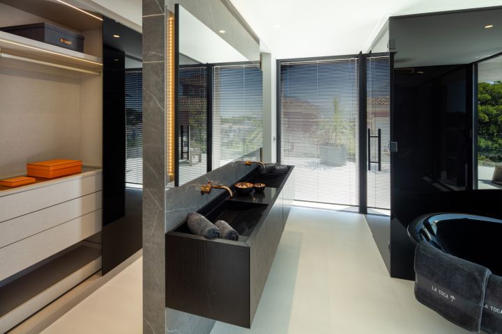 La Toca - Elegant Property with Modern Design in El Herrojo