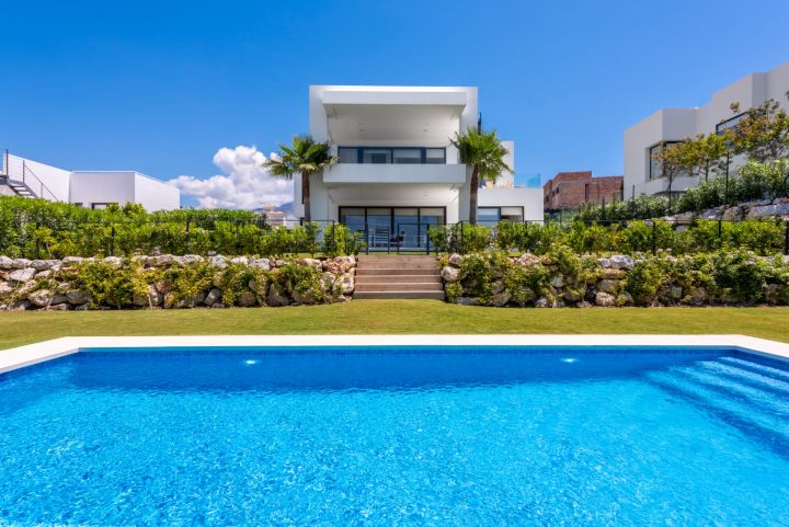 Los Olivos 3 - Exclusive Frontline Golf Villa in Nueva Andalucia