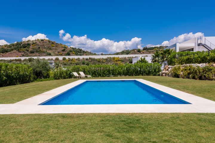 Los Olivos 3 - Exclusive Frontline Golf Villa in Nueva Andalucia