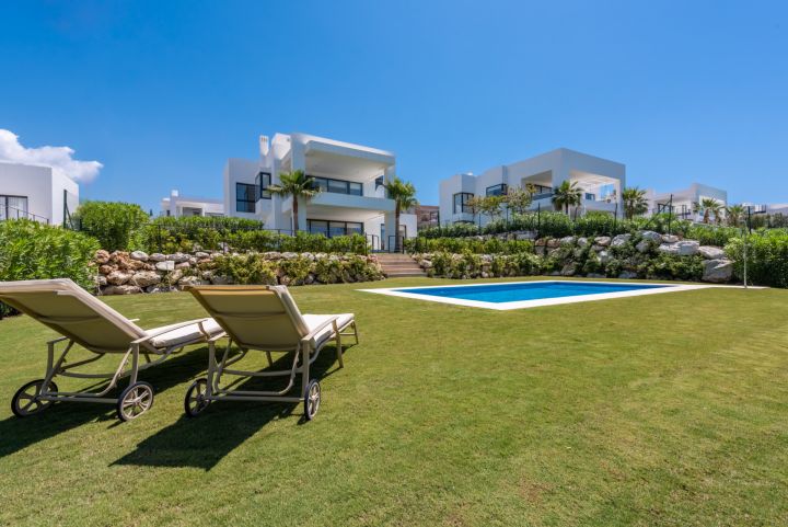 Los Olivos 3 - Exclusive Frontline Golf Villa in Nueva Andalucia