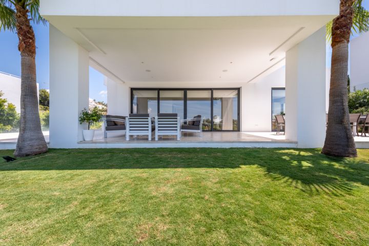 Los Olivos 3 - Exclusive Frontline Golf Villa in Nueva Andalucia