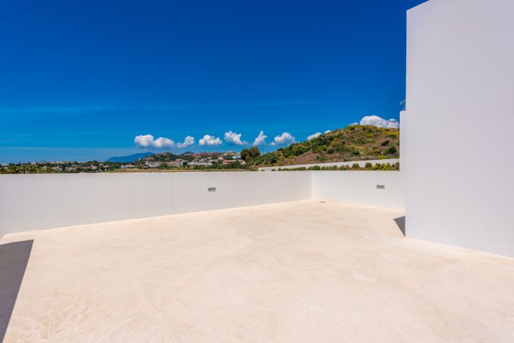 Los Olivos 3 - Exclusive Frontline Golf Villa in Nueva Andalucia