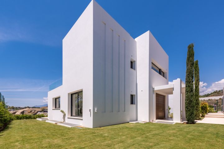 Los Olivos 3 - Exclusive Frontline Golf Villa in Nueva Andalucia