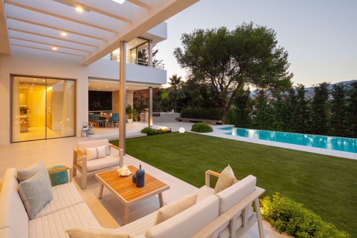 Real 17 - Charming Frontline Golf Home with Prime Location