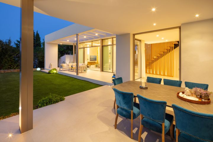 Real 17 - Charming Frontline Golf Home with Prime Location