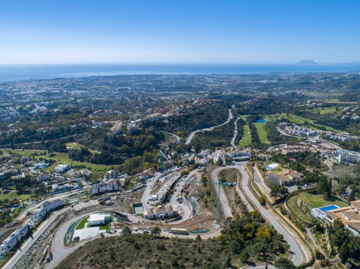 New development of villas in La Quinta, Benahavis - Luxurious Modern Home offering Golf Views