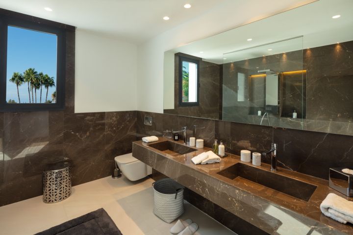 Villa avec 6 chambres et 8 salles de bain - Propriété spacieuse avec vue imprenable sur la mer