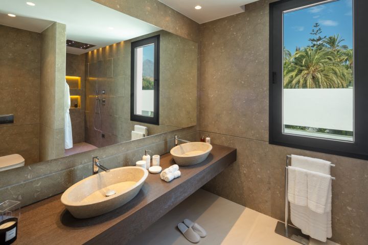 Villa avec 6 chambres et 8 salles de bain - Propriété spacieuse avec vue imprenable sur la mer