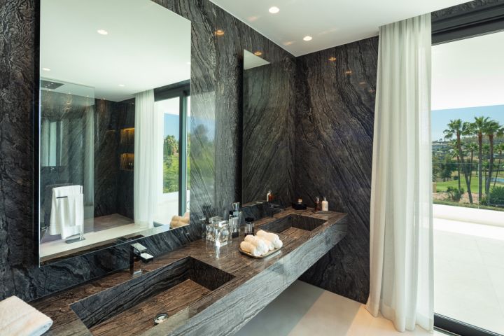 Villa avec 6 chambres et 8 salles de bain - Propriété spacieuse avec vue imprenable sur la mer