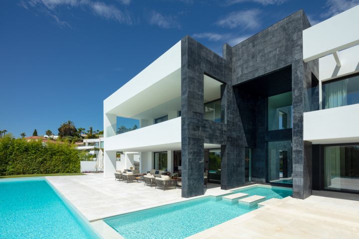 Villa avec 6 chambres et 8 salles de bain - Propriété spacieuse avec vue imprenable sur la mer