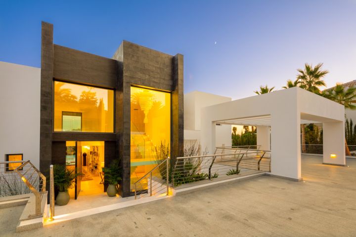 Villa avec 6 chambres et 8 salles de bain - Propriété spacieuse avec vue imprenable sur la mer
