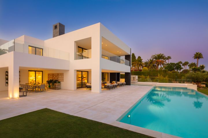 Villa avec 6 chambres et 8 salles de bain - Propriété spacieuse avec vue imprenable sur la mer