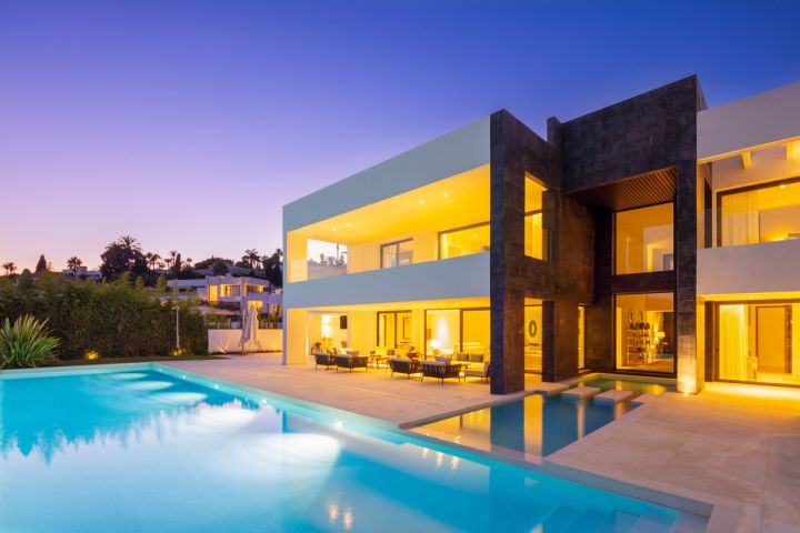 Villa avec 6 chambres et 8 salles de bain - Propriété spacieuse avec vue imprenable sur la mer