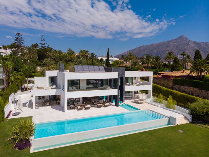 Villa avec 6 chambres et 8 salles de bain - Propriété spacieuse avec vue imprenable sur la mer