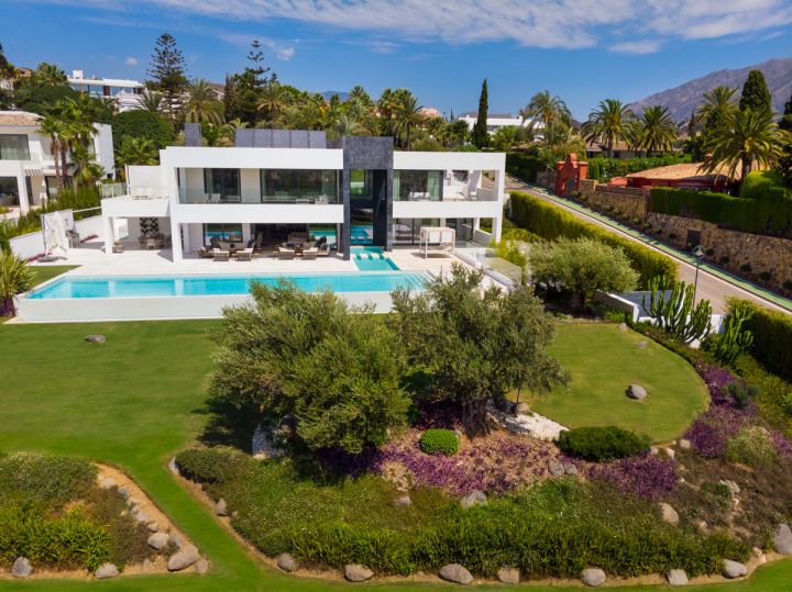 Villa avec 6 chambres et 8 salles de bain - Propriété spacieuse avec vue imprenable sur la mer
