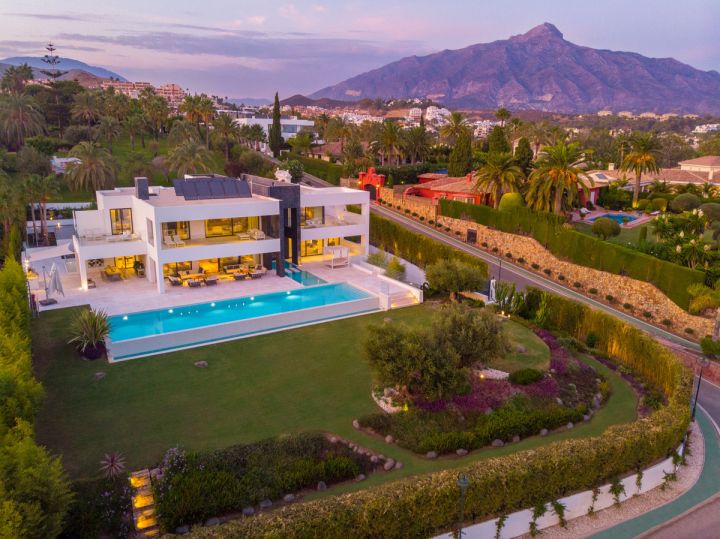 Villa avec 6 chambres et 8 salles de bain - Propriété spacieuse avec vue imprenable sur la mer