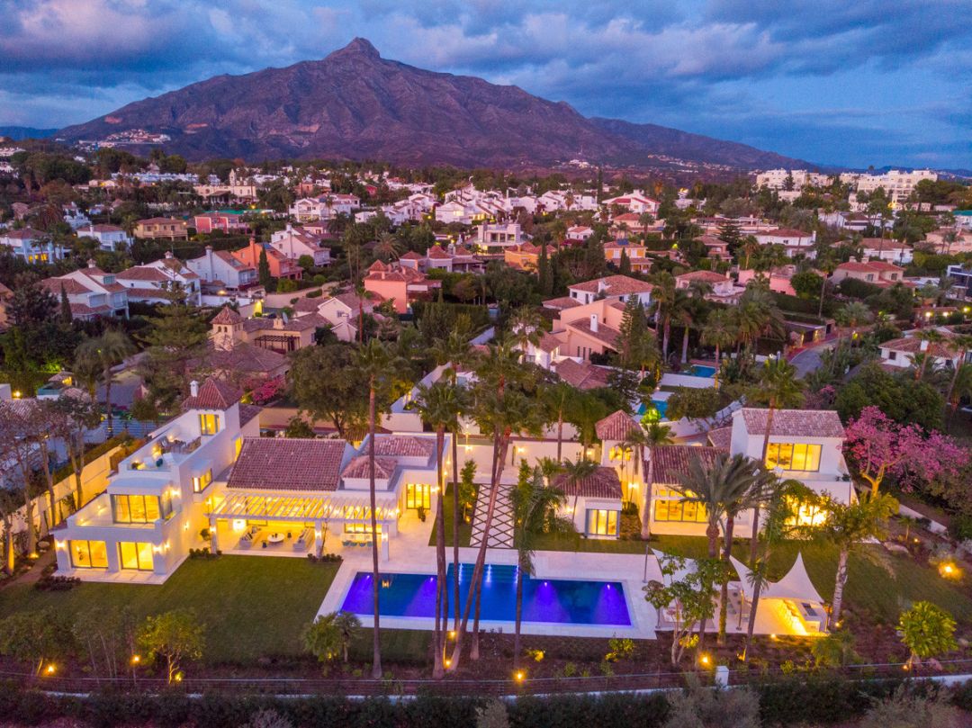 Villa Paris - Elegant Home with a Frontline Golf Location