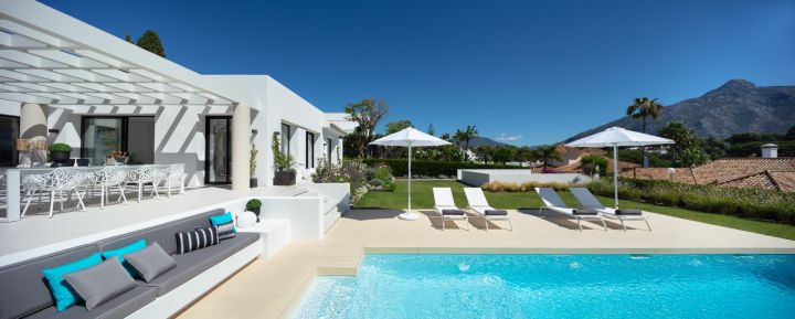 Villa Olivia - Impressive Villa with Stunning Sea Views