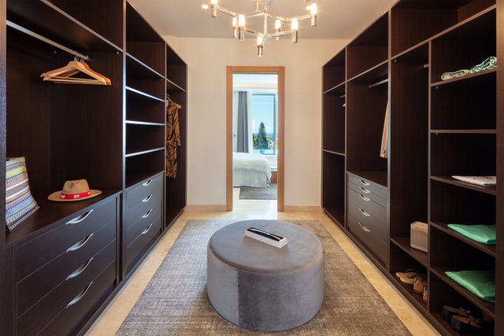 Villa con 6 dormitorios y 6 baños - Villa moderna y elegante en una urbanización privada
