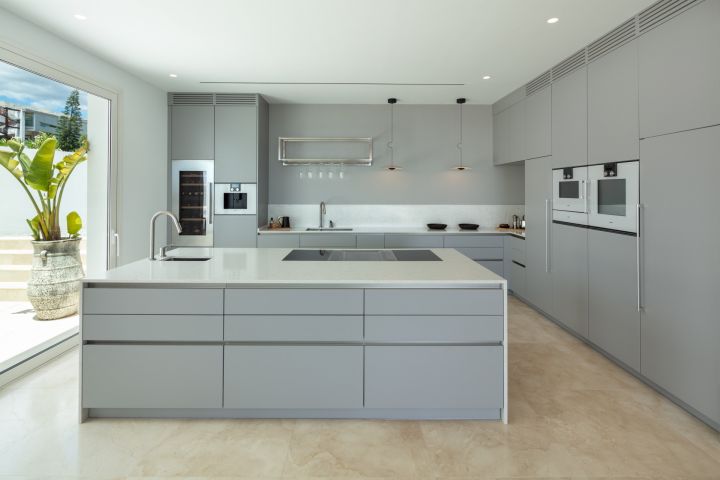 Villa con 6 dormitorios y 6 baños - Villa moderna y elegante en una urbanización privada