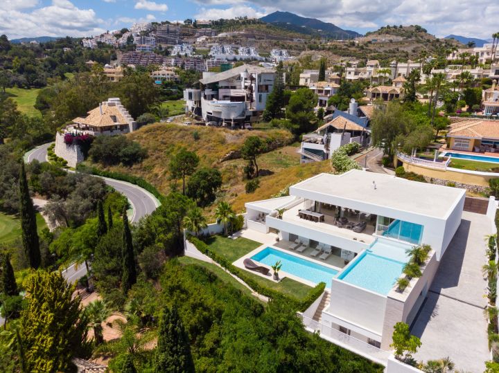 Villa con 6 dormitorios y 6 baños - Villa moderna y elegante en una urbanización privada