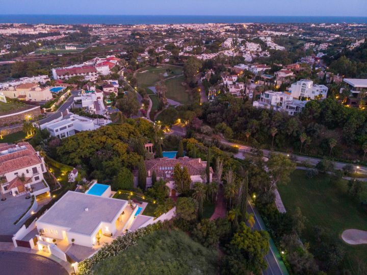 Villa con 6 dormitorios y 6 baños - Villa moderna y elegante en una urbanización privada