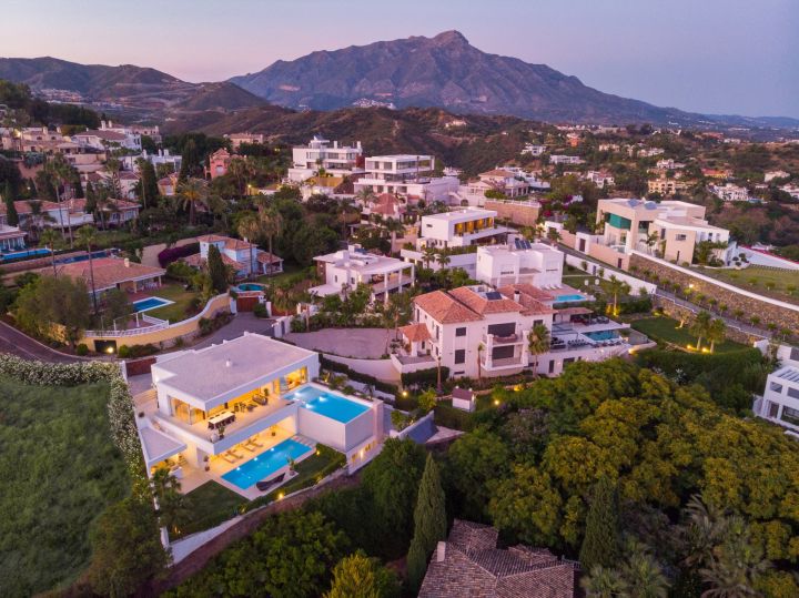 Villa con 6 dormitorios y 6 baños - Villa moderna y elegante en una urbanización privada