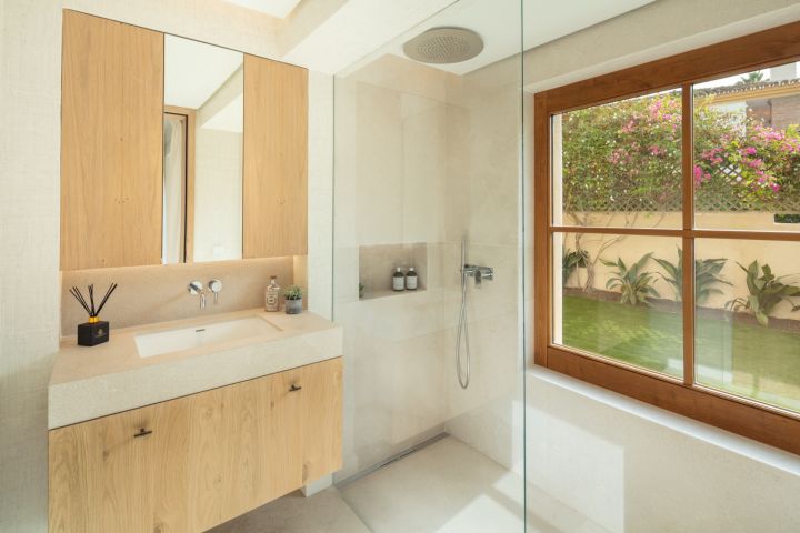 Goya 12 - Luxurious Home featuring Modern Design