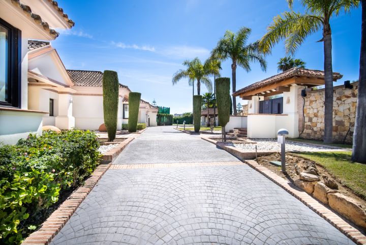 Villa con 6 dormitorios y 5 baños - Impresionante casa moderna con vistas al campo de golf en Aloha
