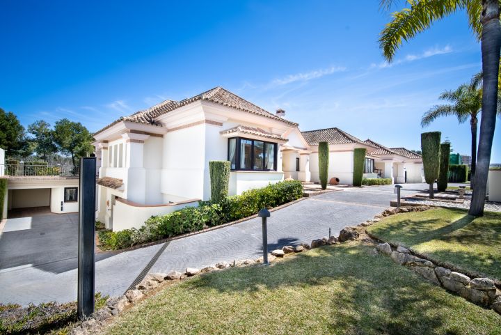 Villa con 6 dormitorios y 5 baños - Impresionante casa moderna con vistas al campo de golf en Aloha