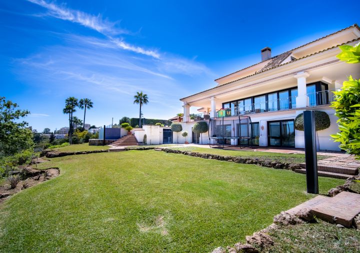 Villa con 6 dormitorios y 5 baños - Impresionante casa moderna con vistas al campo de golf en Aloha
