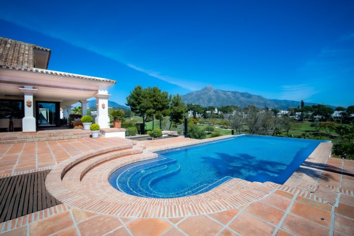 Villa con 6 dormitorios y 5 baños - Impresionante casa moderna con vistas al campo de golf en Aloha