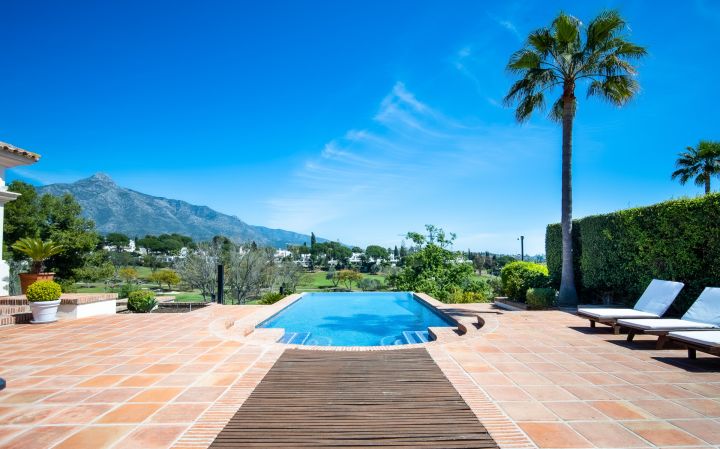 Villa con 6 dormitorios y 5 baños - Impresionante casa moderna con vistas al campo de golf en Aloha
