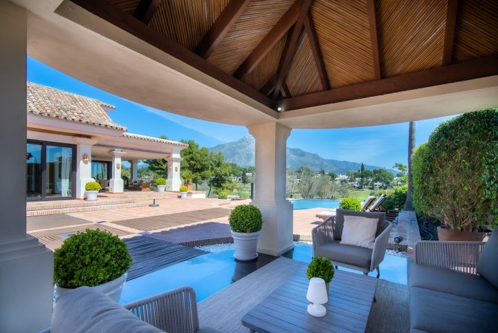 Villa con 6 dormitorios y 5 baños - Impresionante casa moderna con vistas al campo de golf en Aloha