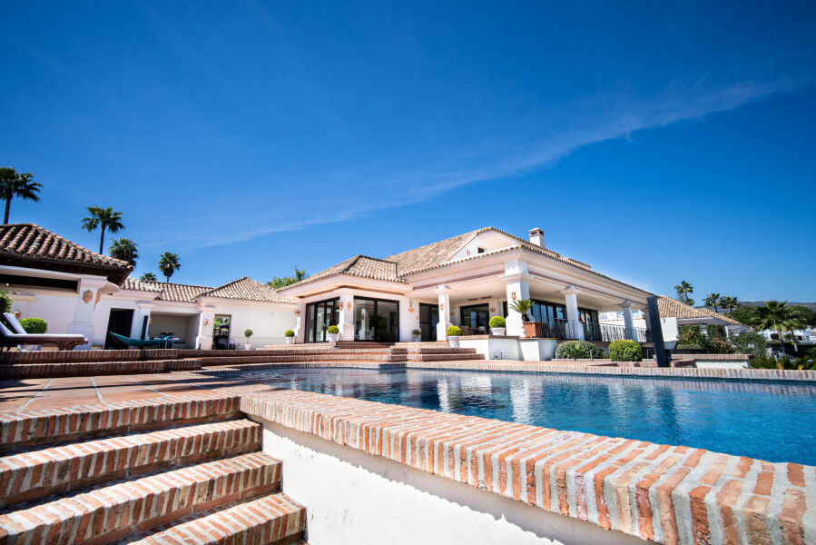 Villa avec 6 chambres et 5 salles de bain - Impressionnante maison moderne avec vue sur le golf à Aloha