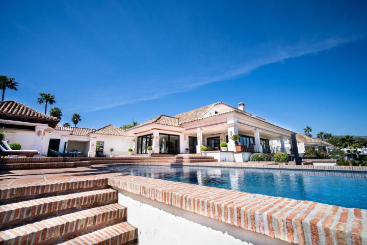 Villa con 6 dormitorios y 5 baños - Impresionante casa moderna con vistas al campo de golf en Aloha