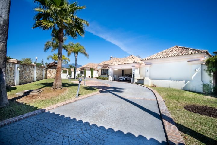 Villa con 6 dormitorios y 5 baños - Impresionante casa moderna con vistas al campo de golf en Aloha