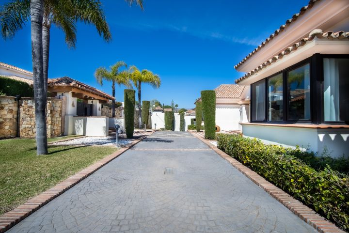 Villa con 6 dormitorios y 5 baños - Impresionante casa moderna con vistas al campo de golf en Aloha