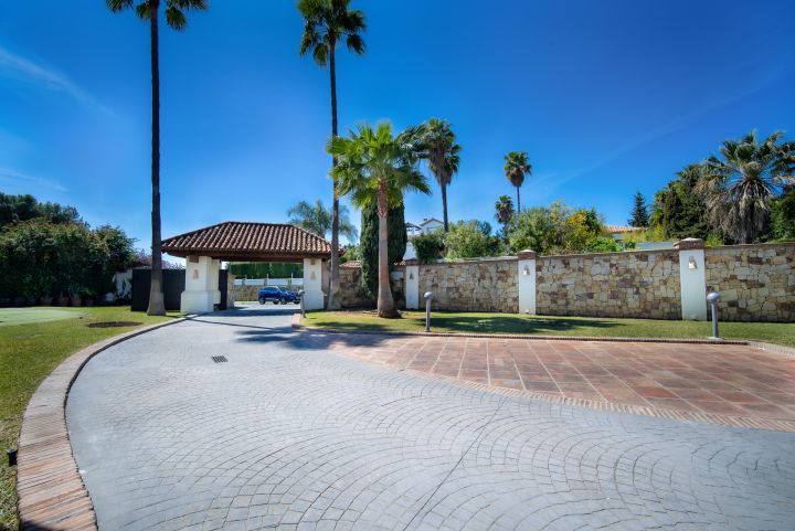 Villa con 6 dormitorios y 5 baños - Impresionante casa moderna con vistas al campo de golf en Aloha