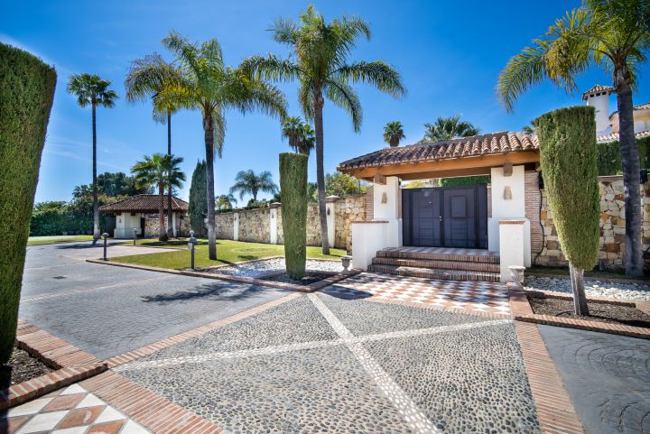 Villa con 6 dormitorios y 5 baños - Impresionante casa moderna con vistas al campo de golf en Aloha