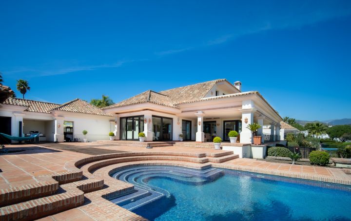 Villa con 6 dormitorios y 5 baños - Impresionante casa moderna con vistas al campo de golf en Aloha